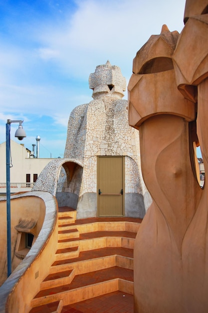 Tetto con camini a Casa Mila edificio a Barcellona in Spagna. Chiamata anche La Pedrera, o Miracle Home, o La Cava. Progettato da Antoni Gaudi