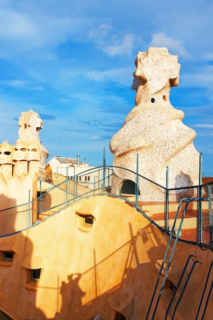 Tetto con camino e turisti nell'edificio Casa Mila a Barcellona in Spagna. Chiamata anche La Pedrera, o Miracle Home, o La Cava. Progettato da Antoni Gaudi