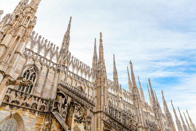 Tetto del Duomo di Milano Duomo di Milano con guglie gotiche e statue in marmo bianco.