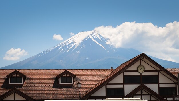 Tetto del treno di kawaguchiko e stazione degli autobus con il monte Fuji sullo sfondo