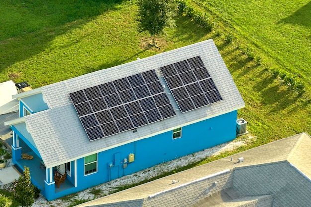 Tetto dell'edificio con vista aerea con file di pannelli solari fotovoltaici blu per la produzione di energia elettrica ecologica pulita Elettricità rinnovabile con concetto di emissioni zero