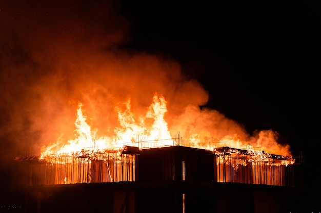 Tetto dell'edificio in fiamme di notte