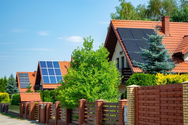 Tetto della casa con moduli fotovoltaici. Casale storico con moderni pannelli solari su tetto e parete