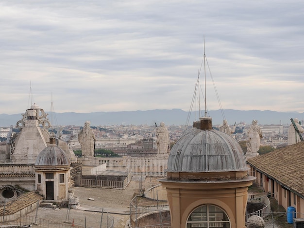 tetto della casa di roma e dettaglio del panorama del tetto della cupola della chiesa e del paesaggio urbano della cupola della chiesa