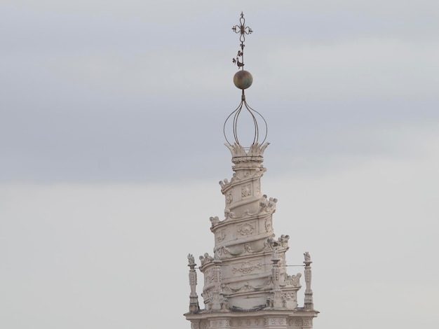 Tetto della casa di Roma e panorama di vista del tetto di paesaggio urbano della cupola della chiesa