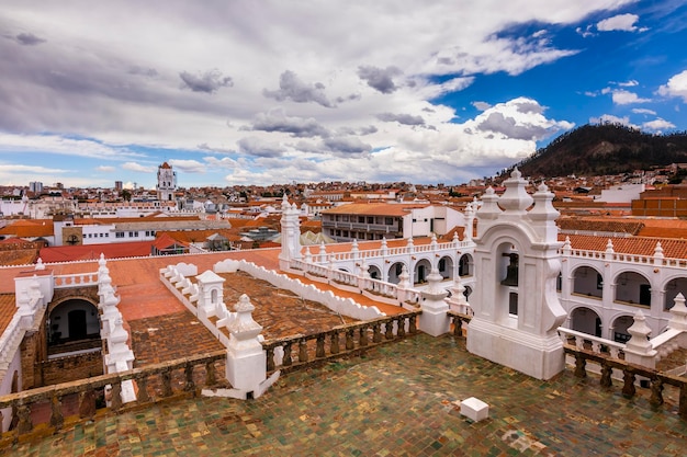 Tetto della chiesa di Felipe Neri al tramonto nella città di Sucre Bolivia