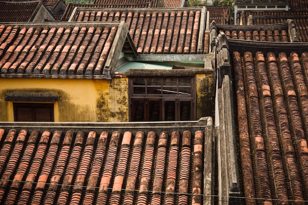 Tetto della città vecchia in Vietnam coperto da piastrelle di argilla. Hoian è un sito del patrimonio mondiale dell'UNESCO