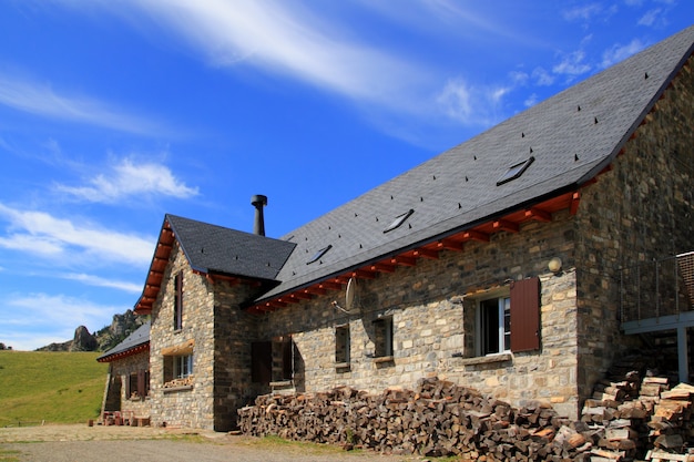 Tetto di ardesia della casa di pietra della montagna in Pirenei