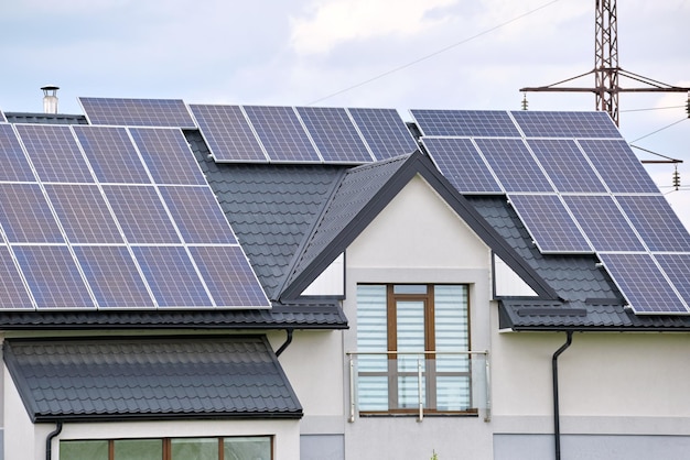 Tetto di una casa privata coperto con pannelli solari fotovoltaici per la generazione di energia elettrica ecologica pulita nell'area suburbana della città rurale Concetto di casa autonoma