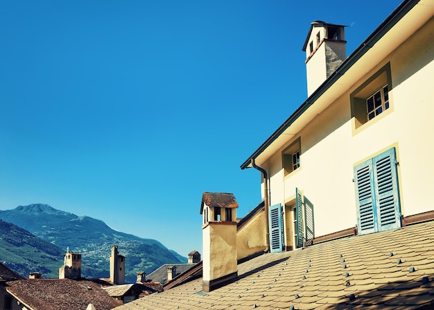 Tetto e camini di edifici nel centro storico di Sion, Canton Vallese, Svizzera.