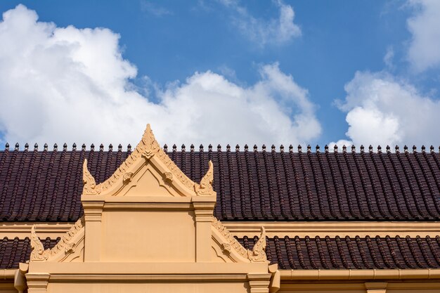 Tetto in ceramica antico della Tailandia al tempio