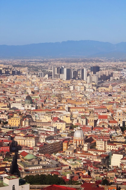 Tetto luminoso della città italiana, vista dall'alto
