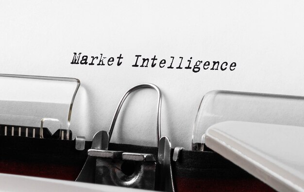 Text Market Intelligence digitato sulla macchina da scrivere retrò