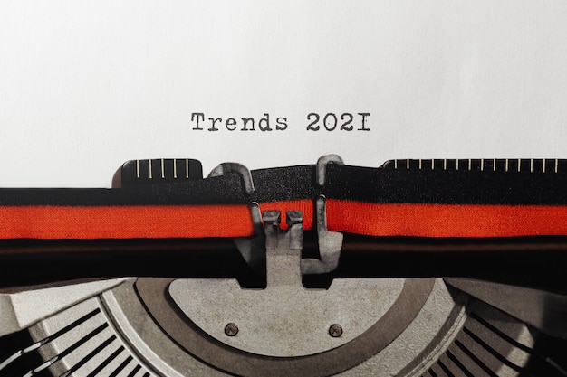 Text Trends 2021 digitato su una macchina da scrivere retrò