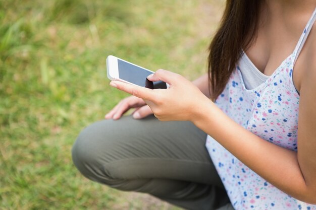 Texting abbastanza castana nel parco