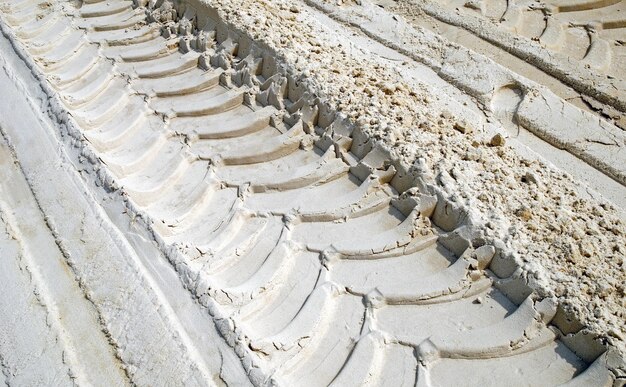 Texture della ruota dell'auto impronta sulla sabbia