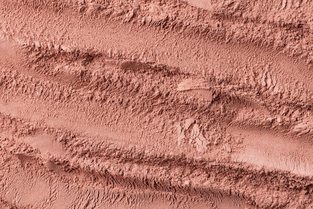 Texture di argilla cosmetica rossa secca con pennellata Sfondo di argilla cosmetica rosa o ombretto