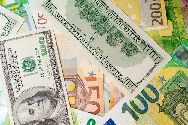 Texture di banconote in dollari americani ed euro