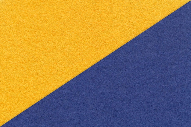 Texture di carta gialla e blu navy sfondo mezzo due colori macro Cartone d'oro kraft d'epoca denso