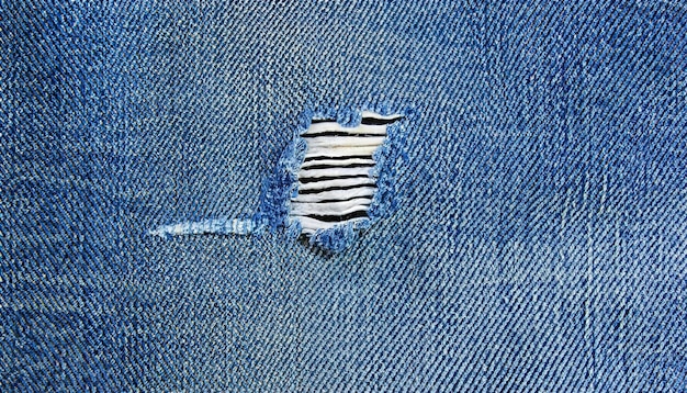 Texture di jeans denim blu strappati sfondo di denim blu riciclaggio di vecchi jeans concetto di denim