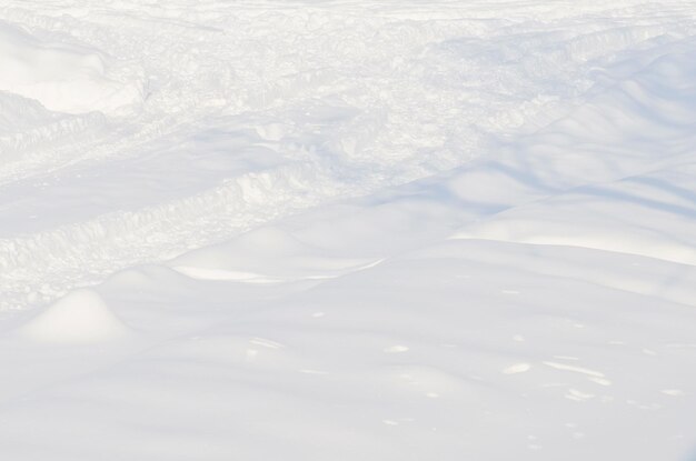 Texture di neve bianca Sfondo invernale naturale con neve Sfondo invernale con cumuli di neve