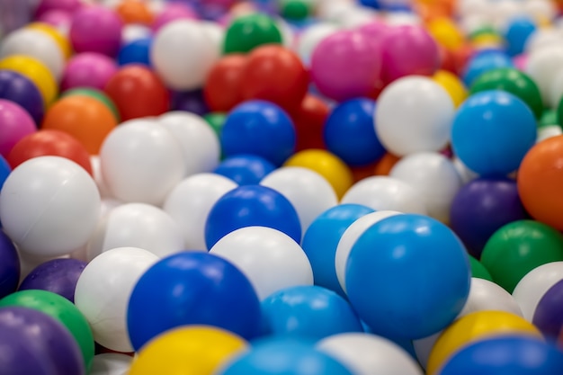 Texture di palline di plastica multicolori per lo sfondo del primo piano in blur