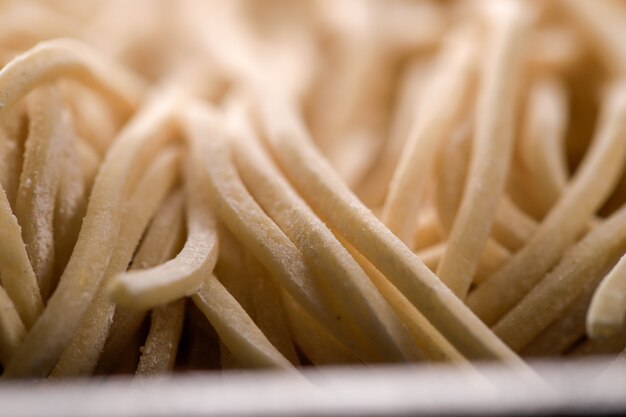 Texture di pasta di ramen asiatico crudo, pasta all'uovo o Mie Ayam