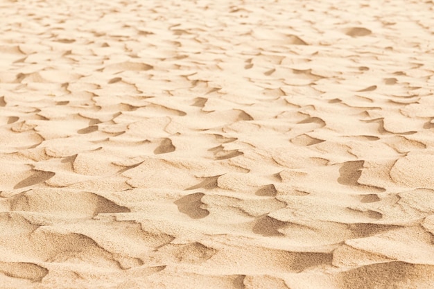 Texture di sabbia naturale sabbia gialla sulla spiaggia sfondo di sabbia ondulata per i disegni estivi