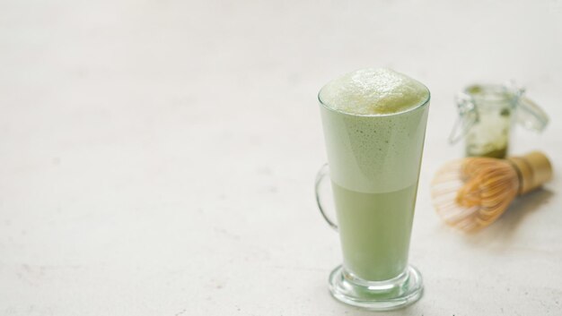 Texture di schiuma verde di matcha latte da vicino