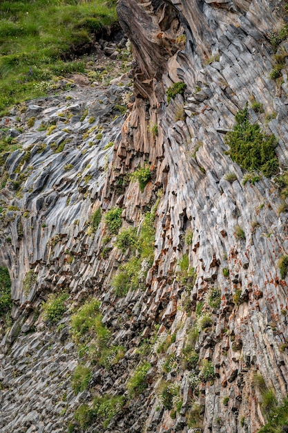 texture di sfondo di roccia naturale Colonne di basalto formazione rocciosa insolita topografia di montagna sfondo geologico