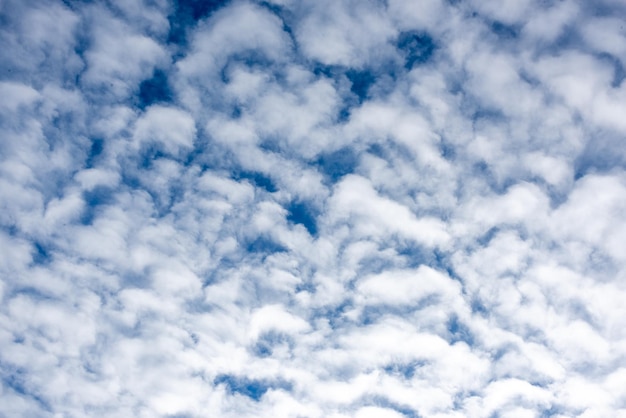 Texture di sfondo sotto forma di cielo blu e nuvole bianche.