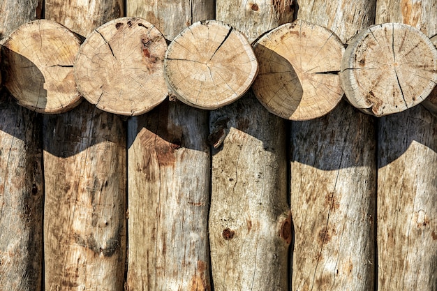 Texture di tronchi, accoppiamento in muratura di tronchi di legno con tagli. Copia spazio, fondo in legno.