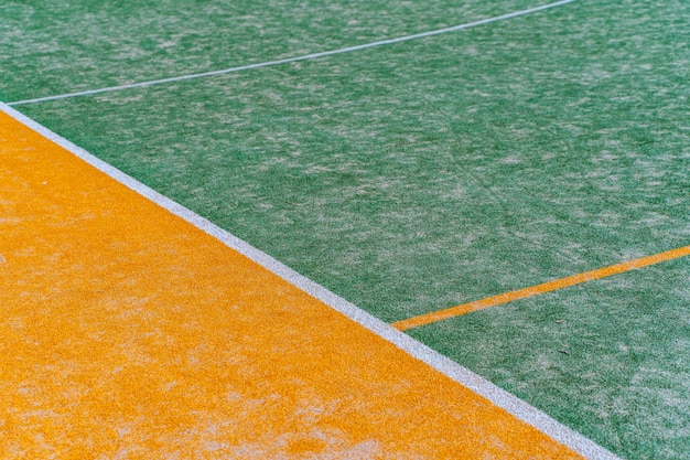 Texture di un campo sportivo all'aperto visto dall'alto Paddle tennis verde tagliato con linee bianche