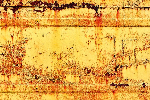 Texture di una parete metallica con crepe e graffi