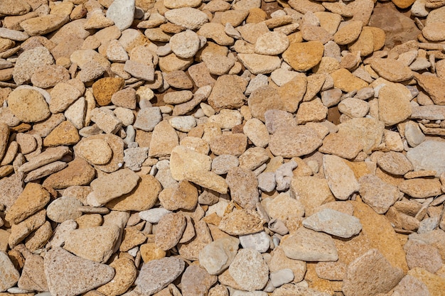 Texture e sfondo da pietre piatte di diverse forme sulla costa del Mar Nero