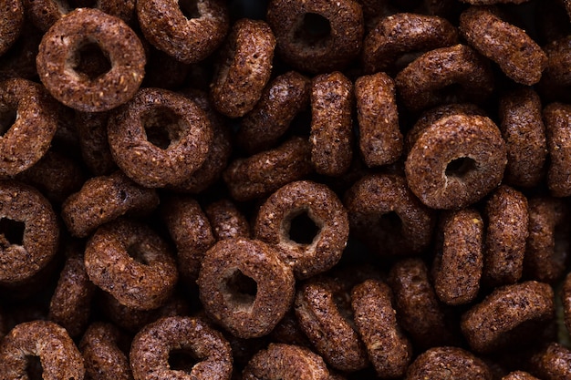 Texture e superficie di anelli secchi di cioccolato per la colazione di cereali.