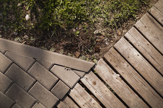 texture strada in legno strada in cemento ed erba verde