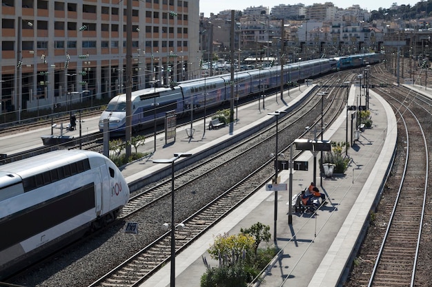 TGV che entra nella stazione ferroviaria di NiceVille