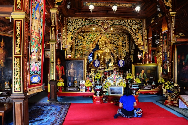 Thai viaggiatori donne persone viaggiano visitare rispetto pregare benedizione desiderio mito culto mistico antica statua di Buddha di Wat Ming Muang o Ming Mueang tempio il 24 febbraio 2015 a Chiang Rai Thailandia