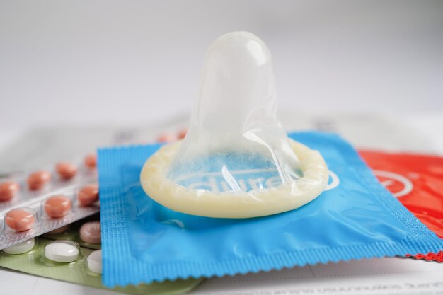 Thailandia 15 maggio 2023 Condom e pillole anticoncezionali per prevenire l'infezione sesso sicuro e