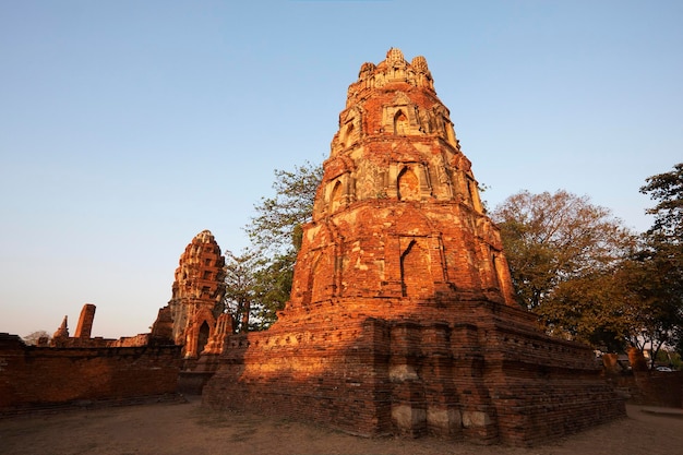 THAILANDIA, Ayutthaya, le rovine degli antichi templi della città al tramonto