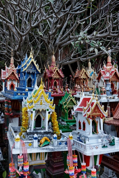 Thailandia, Ayutthaya, questi templi votivi in miniatura sono lasciati in questo luogo sacro dal popolo thailandese in memoria dei loro parenti morti