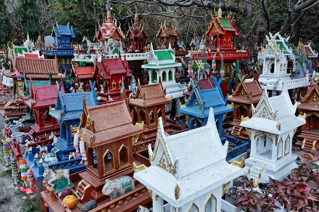 Thailandia, Ayutthaya, questi templi votivi in miniatura sono lasciati in questo luogo sacro dal popolo thailandese in memoria dei loro parenti morti