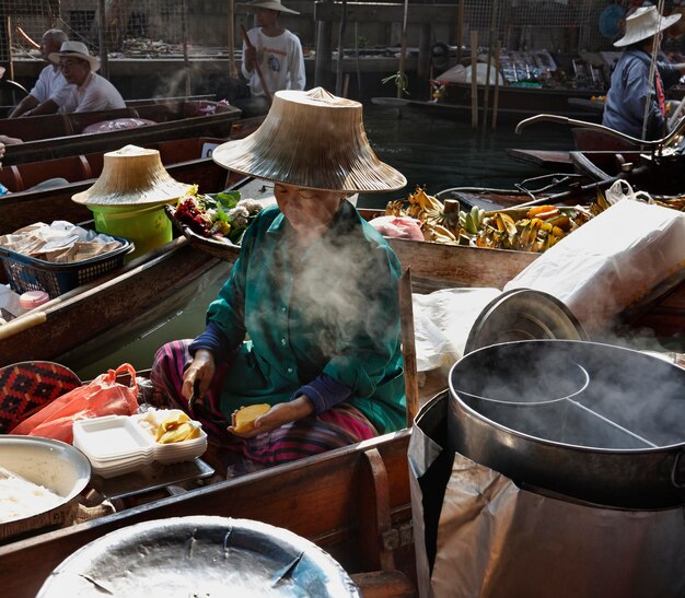 Thailandia, Bangkok: 14 marzo 2007 - Donna thailandese che prepara cibo al Mercato Galleggiante - EDITORIALE
