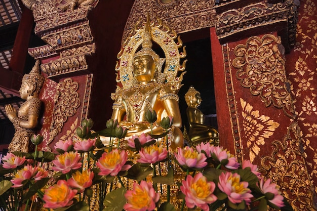 Thailandia Chiang Mai, Phra Singh Temple (Wat Phra Singh), statua dorata del Buddha