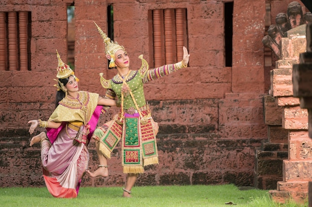 Thailandia Coppia danzante in spettacoli Khon mascherati con antico tempio