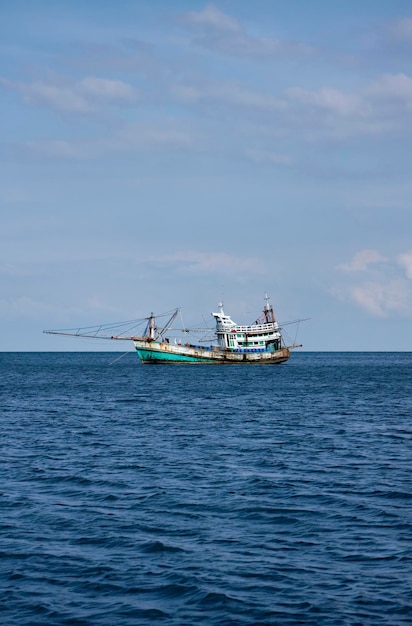 Thailandia, MU KOH ANGTHONG National Marine Park, barca da pesca locale