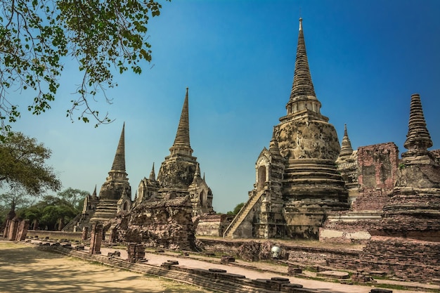 THAILANDIA Rovine e oggetti d'antiquariato nel Parco storico di Ayutthaya Turisti da tutto il mondo Il decadimento del Buddha