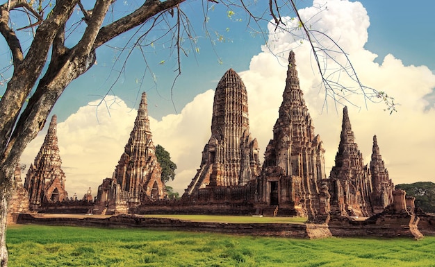 THAILANDIA Rovine e oggetti d'antiquariato nel Parco storico di Ayutthaya Turisti da tutto il mondo Il decadimento del Buddha