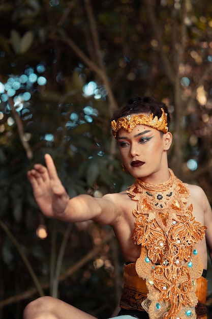 Thailandia uomo che indossa un costume d'oro con una corona d'oro mentre è senza camicia